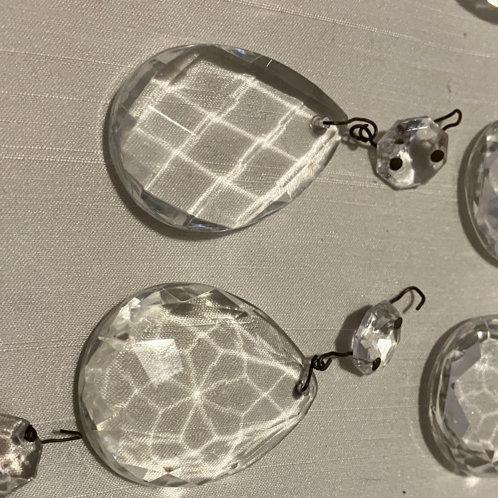 Set of 12. Vintage glass crystals 1.5” with hangers from older chandelier no - Picture 6 of 9